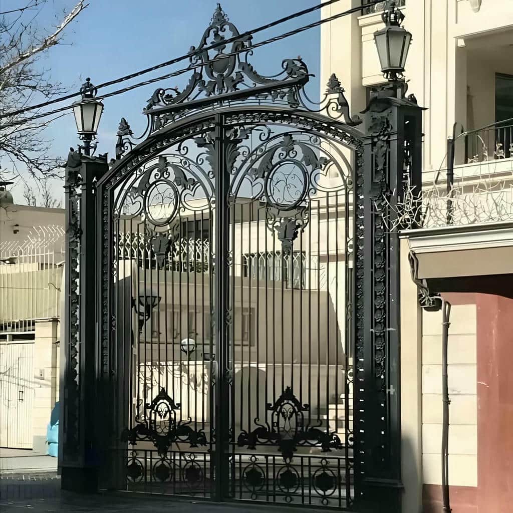درب حیاط قاب فلزی ساده برای پروژه مینیمال