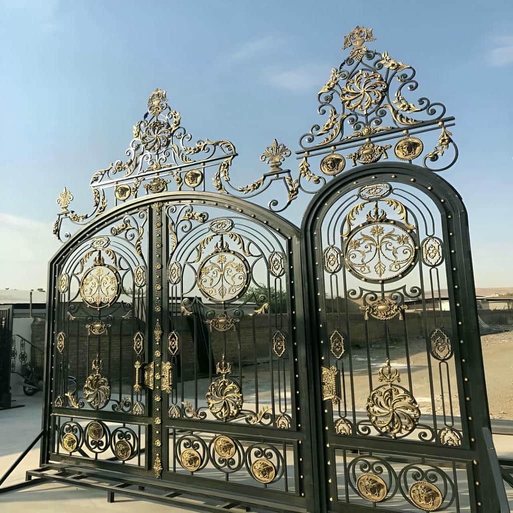 نصب درب حیاط فلزی دو لنگه در دهانه ورودی خودرو