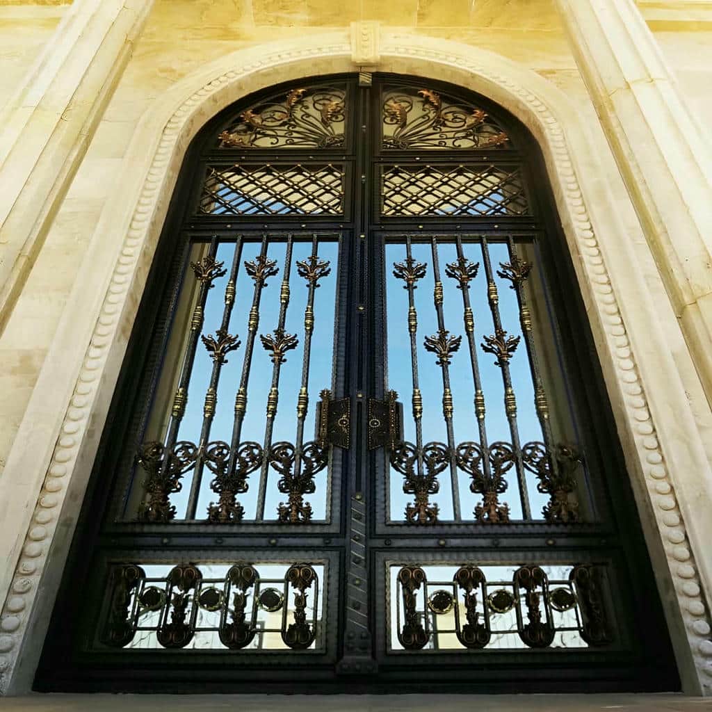 درب حیاط بزرگ پارکینگ ترکیبی با مسیر مستقل عابر