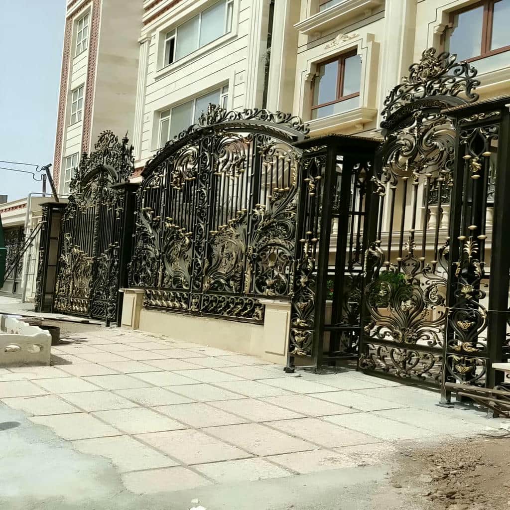 خدمات نصب درب فلزی مدرن پنل مشبک با چهارچوب سفارشی