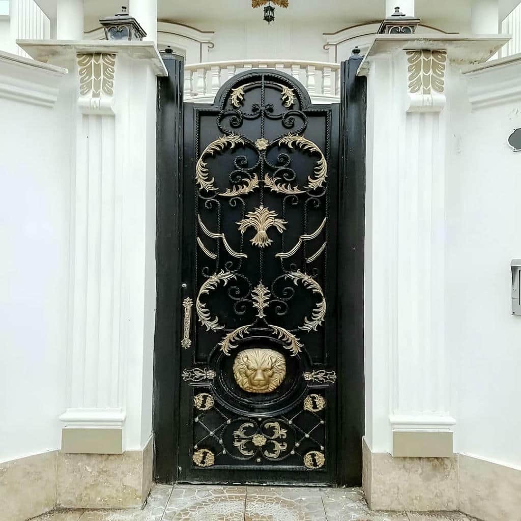 نصب درب حیاط کتیبه دار روی ستون مقاوم