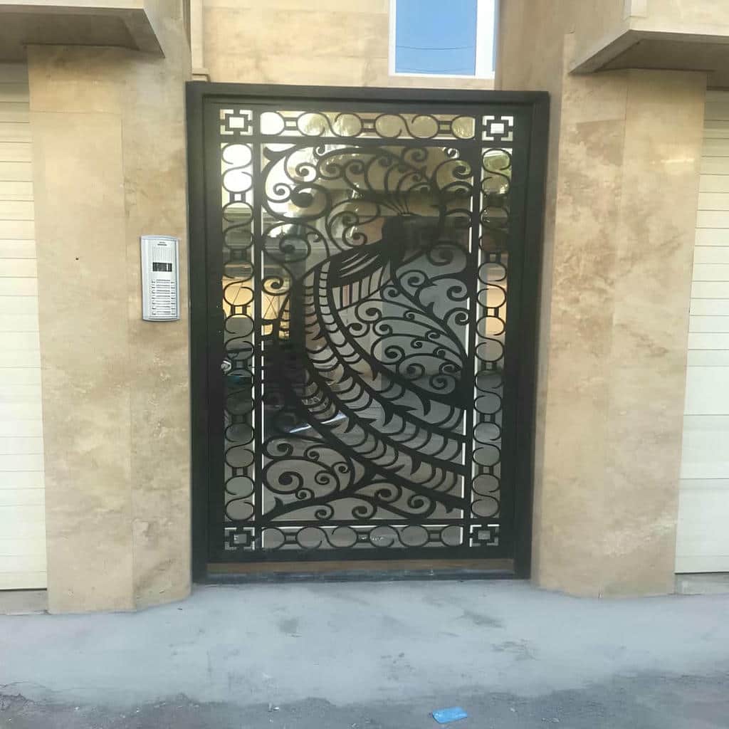 نصب درب حیاط نمای آجری روی زیرسازی مقاوم
