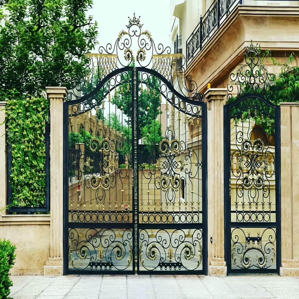 درب حیاط کتیبه دار مشبک برای پروژه کم نور