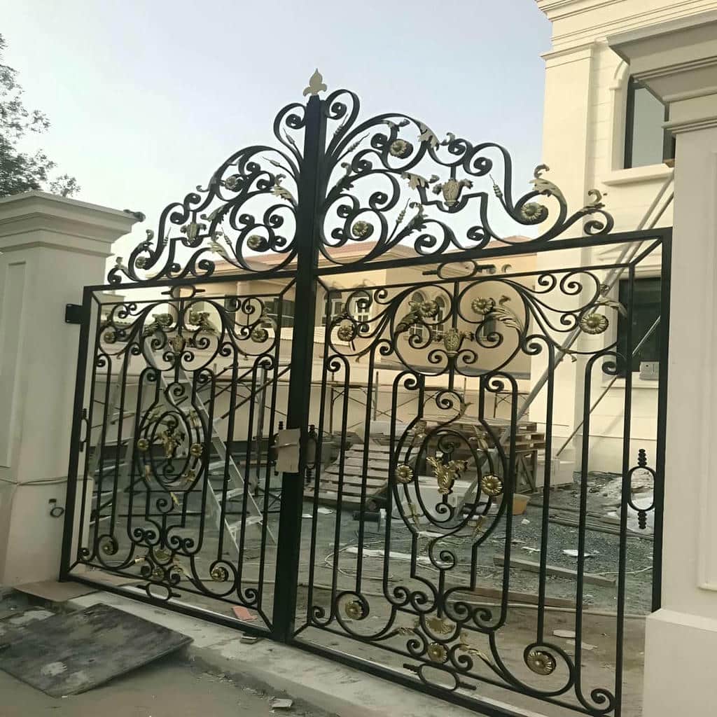درب پارکینگ فرفورژه نمای رومی با مدال مرکزی متقارن