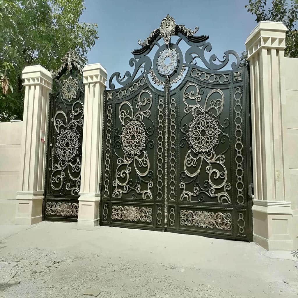 اجرای درب حیاط ورق پانچ با کنترل سطح باز
