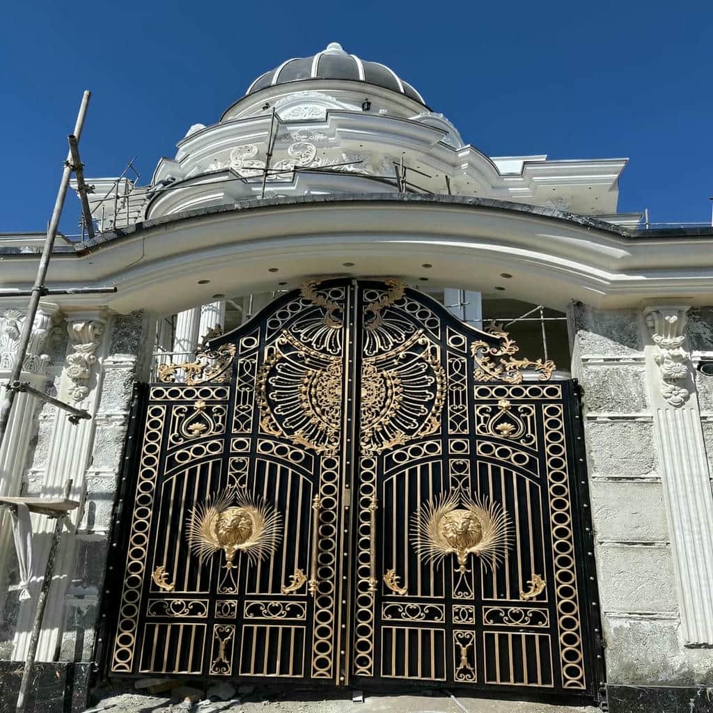 نصب درب حیاط مشبک نورگیر روی کلاف مقاوم