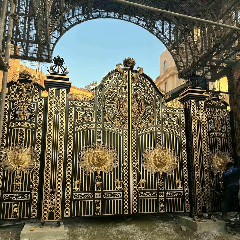 تعمیر درب ورودی ساختمان فلزی لابی و تنظیم لولا
