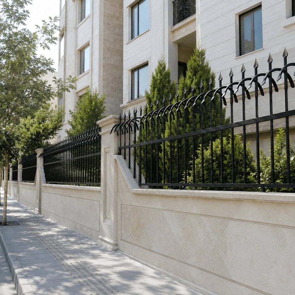 اجرای حفاظ روی دیوار حیاط مسکونی در ورودی اصلی