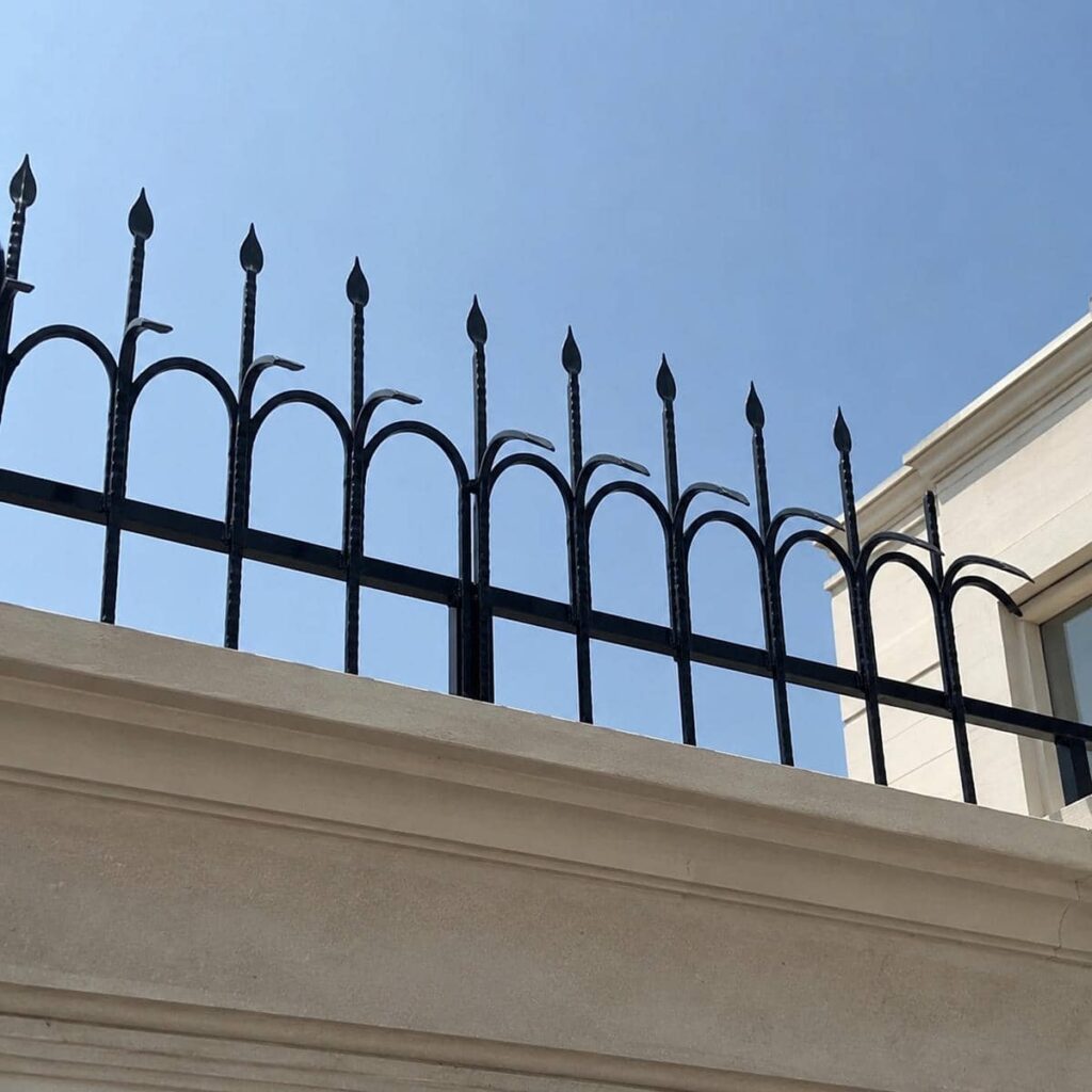 نصب حفاظ دیوار باغ روی تاج بتنی