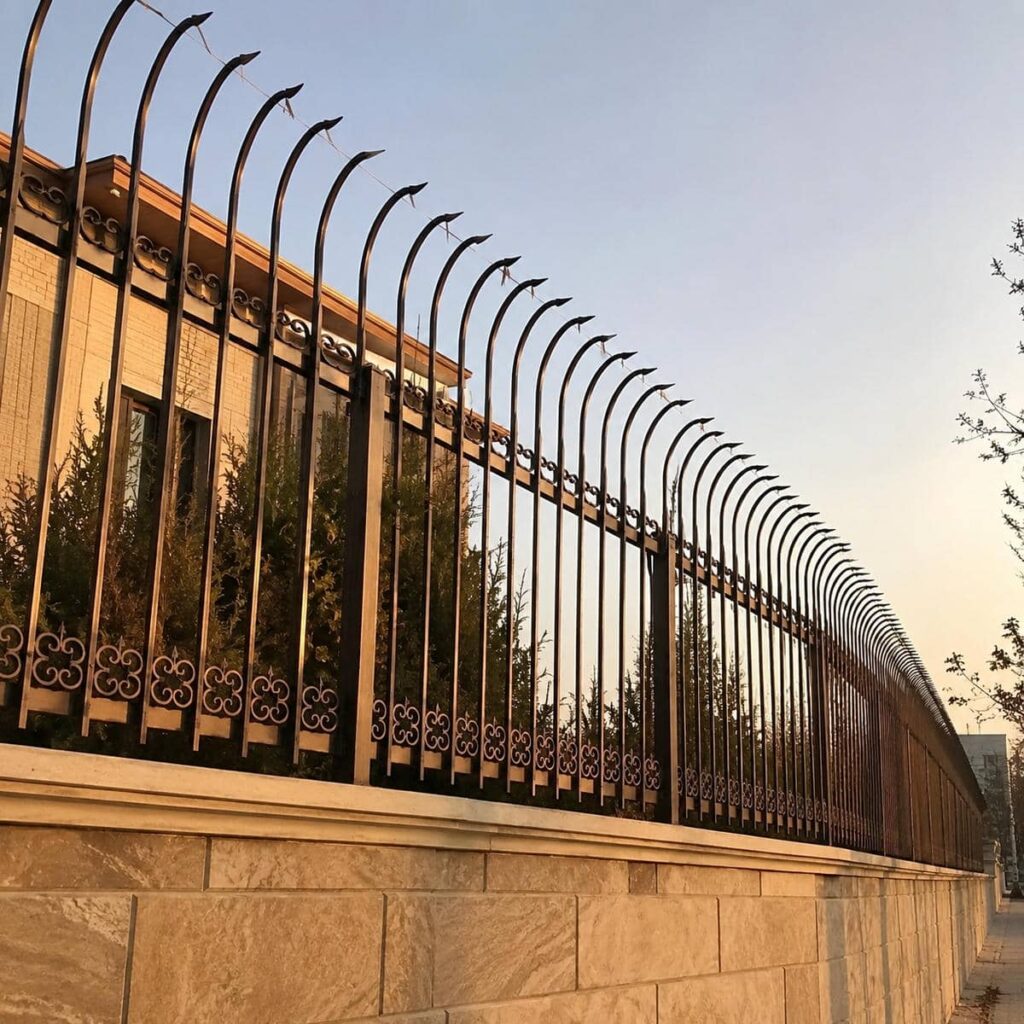 ساخت حفاظ دیوار ویلا نمای سنگی برای تاج باریک