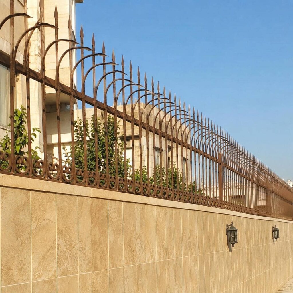 نصب حفاظ دیوار رنگ کوره ای روی کلاف مقاوم