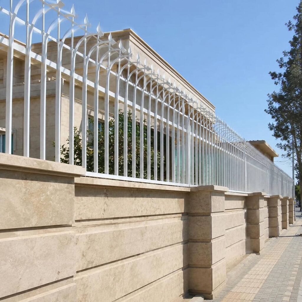 اجرای حفاظ دیوار مدرن خطی برای نمای اصلی پروژه