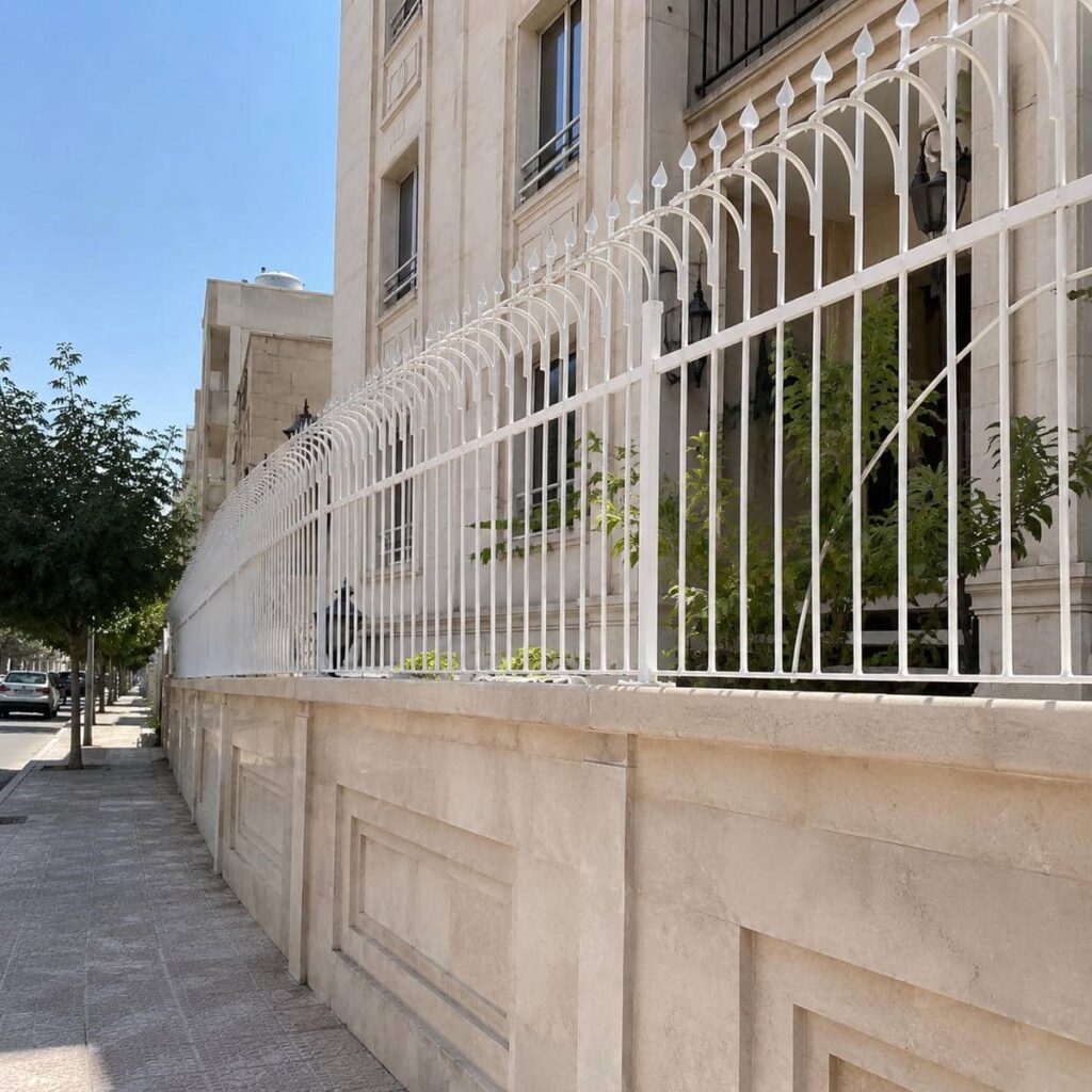 نصب حفاظ دیوار باغ روی کلاف مقاوم پروژه