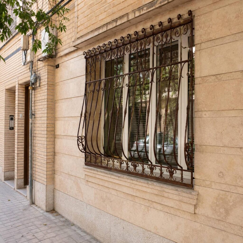 اجرای حفاظ پنجره دوجداره ضد سرقت روی زیرسازی مطمئن