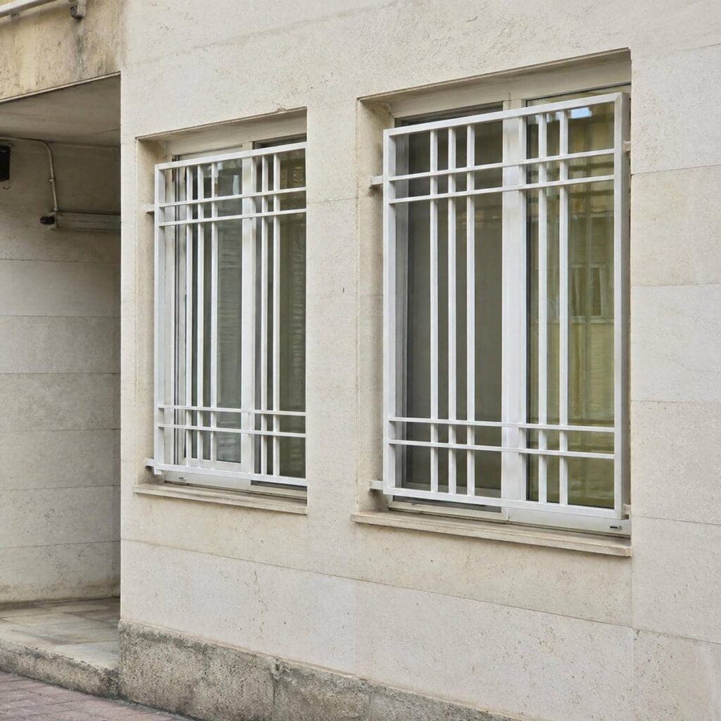 اجرای حفاظ پنجره سفید طلایی بدون آسیب به سنگ