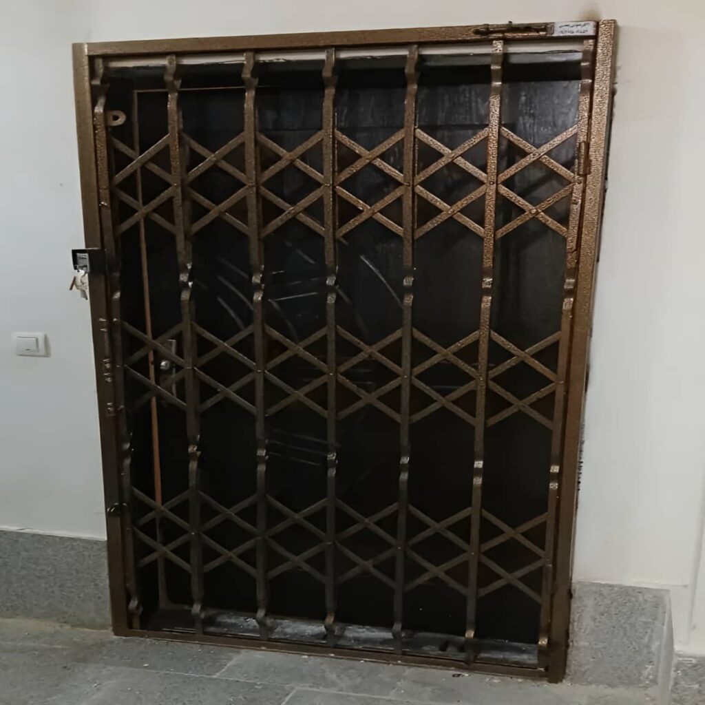 حفاظ کشویی ورودی ساختمان مسکونی