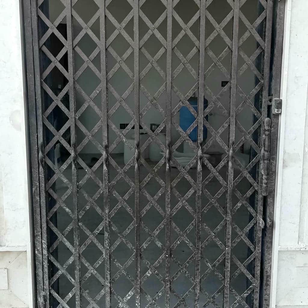 درب آکاردئونی آپارتمان با ساختار فلزی