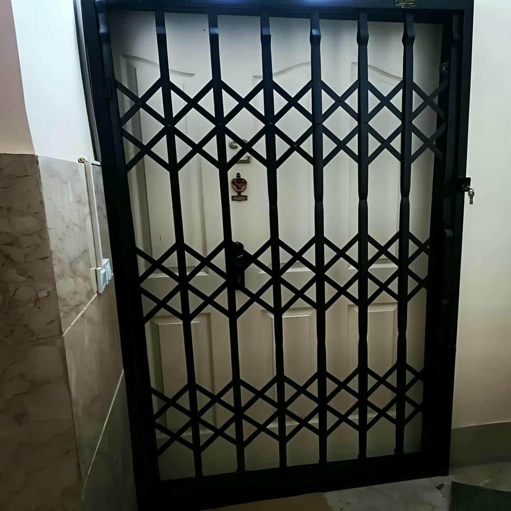 درب آکاردئونی با ساختار فلزی
