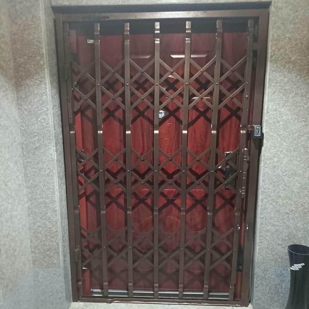 درب آکاردئونی با طراحی مینیمال درب آکاردئونی با طراحی مینیمال