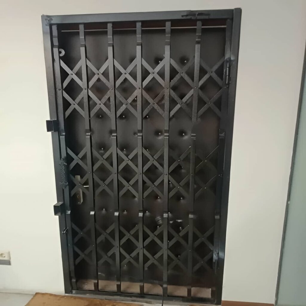 نرده آکاردئونی فلزی ورودی ساختمان