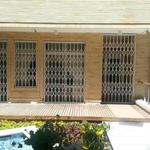 نرده آکاردئونی فلزی ورودی ساختمان