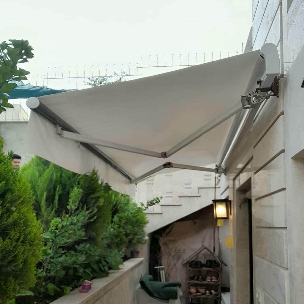 سایبان برقی بازویی در فضای باغ