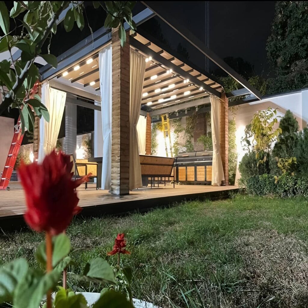 سایبان برقی بازویی برای تراس خانه