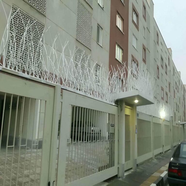 نرده آهنی روی دیوار باریک