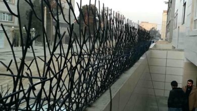 نرده آهنی روی دیوار فلزی با طراحی منظم