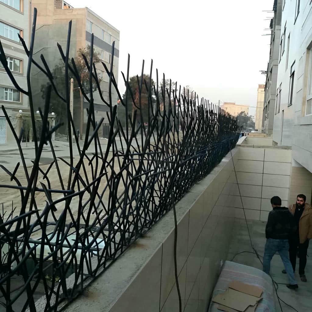 نرده آهنی روی دیوار فلزی با طراحی منظم