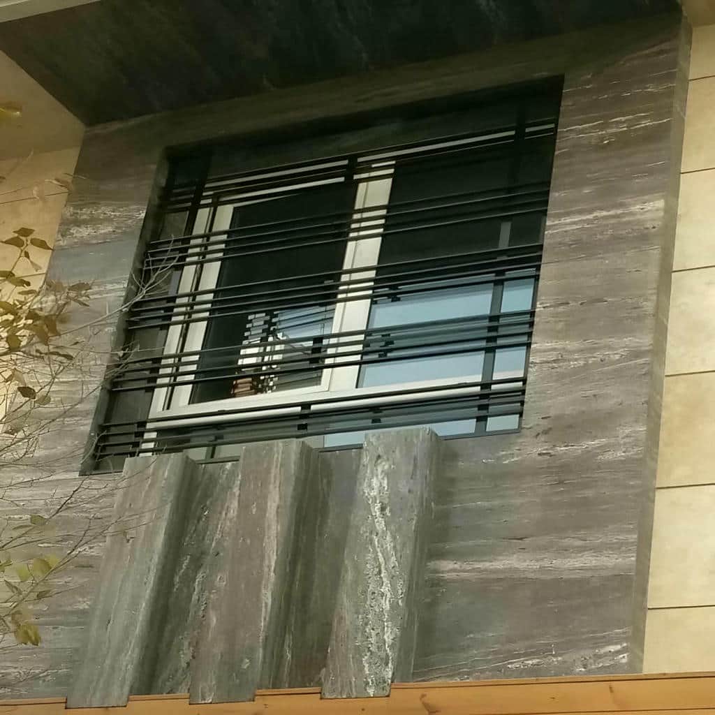 نرده آهنی پنجره در نمای بیرونی نرده آهنی پنجره در نمای بیرونی