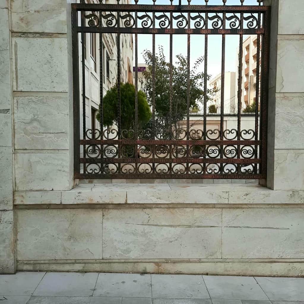 حفاظ پنجره طبقه همکف فلزی