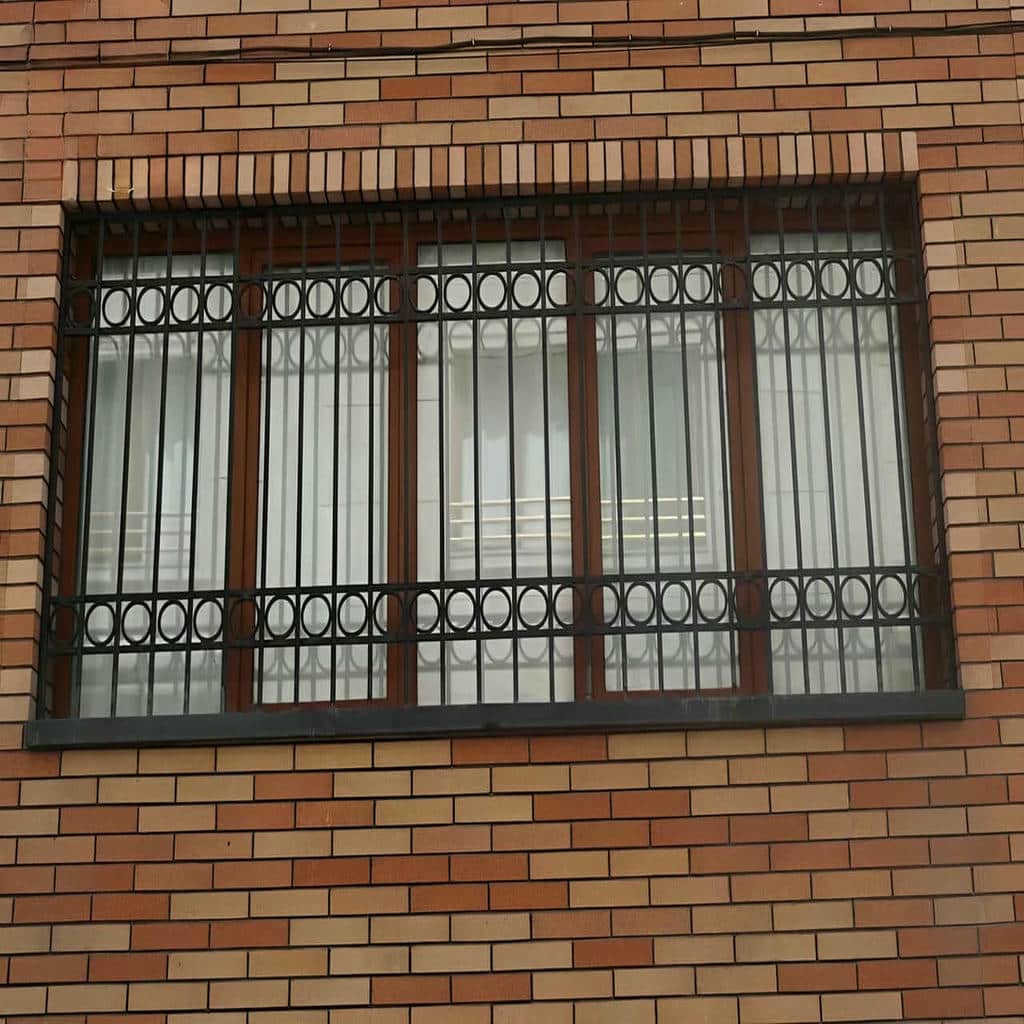 حفاظ پنجره مدرن نمای ساختمان قدیمی