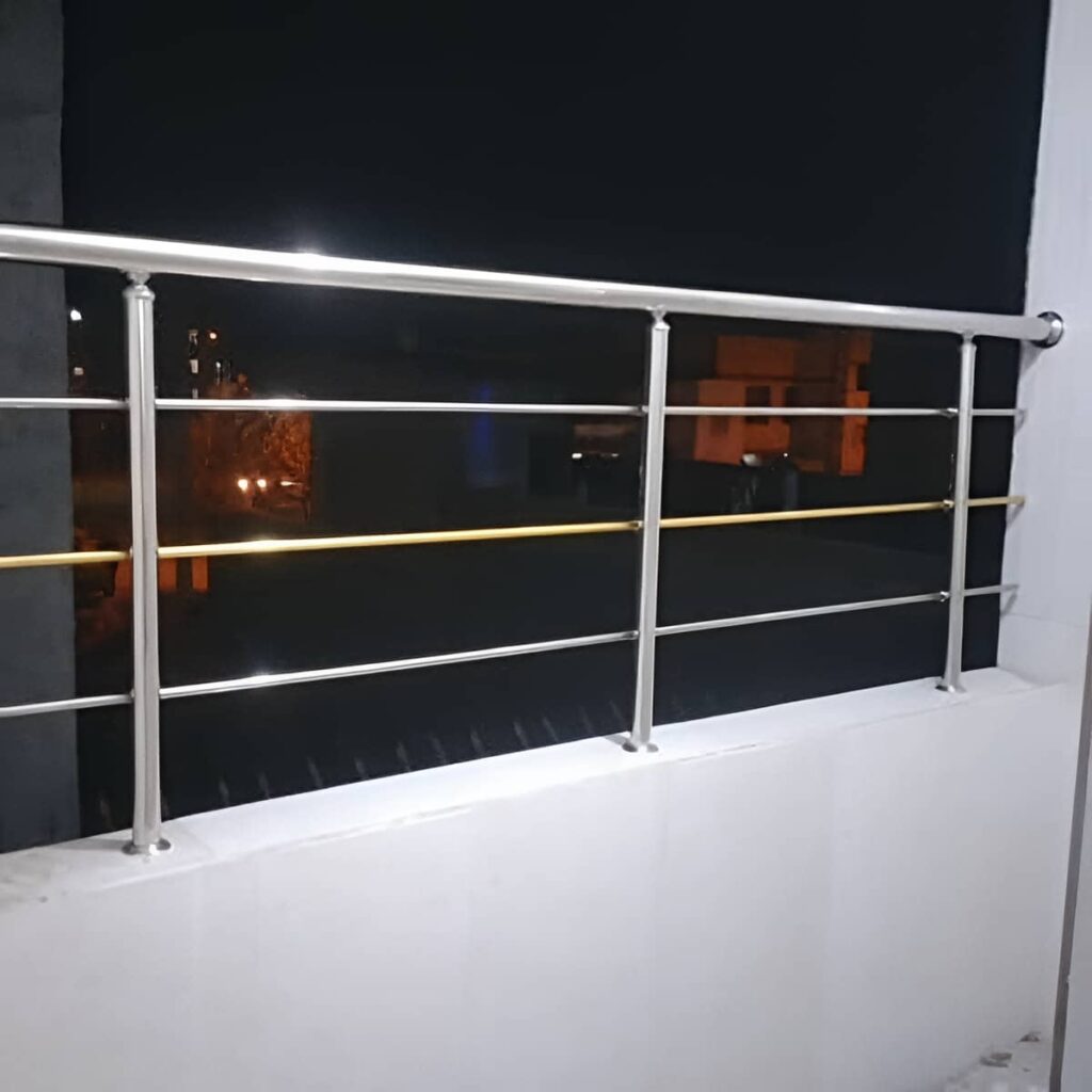 نرده راه پله با طراحی مقاوم