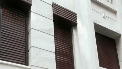 کرکره پنجره برقی سفید ساختمان قدیمی
