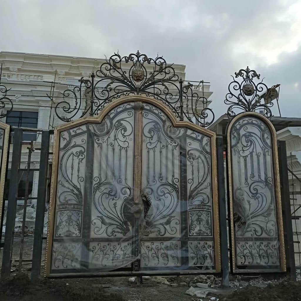 درب فلزی ویلا با طراحی ساده