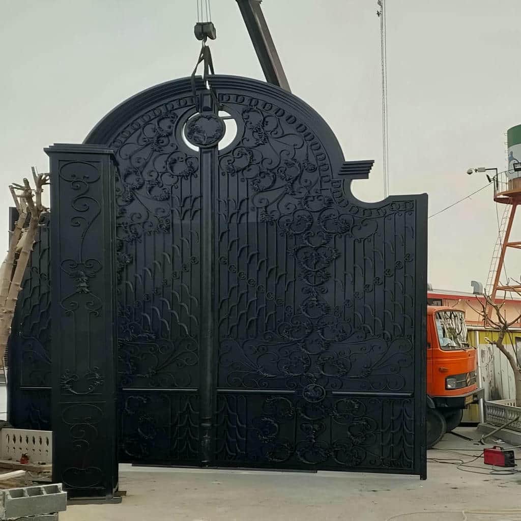 درب دو لنگه فلزی با طراحی ساده