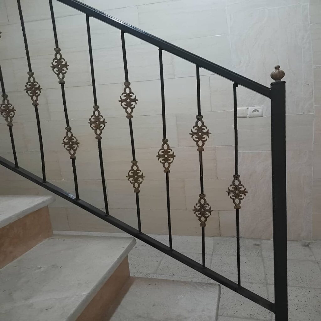 نرده فرفورژه راه پله با طرح فلزی
