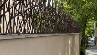نرده آهنی روی دیوار فلزی مقاوم