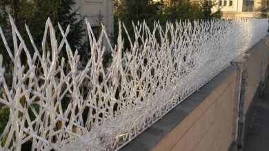 نرده آهنی روی دیوار فلزی مقاوم