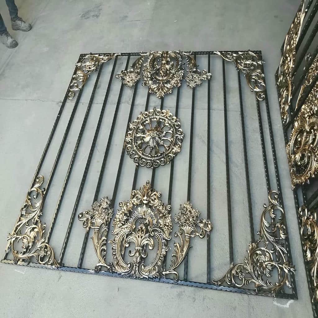 الگوی هندسی مشکی روی پنجره اتاق مهمان