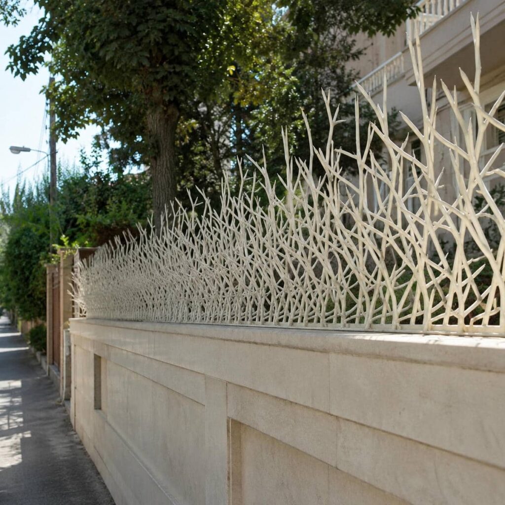 بازدید کارشناس از تاج باریک دیوار سیمانی