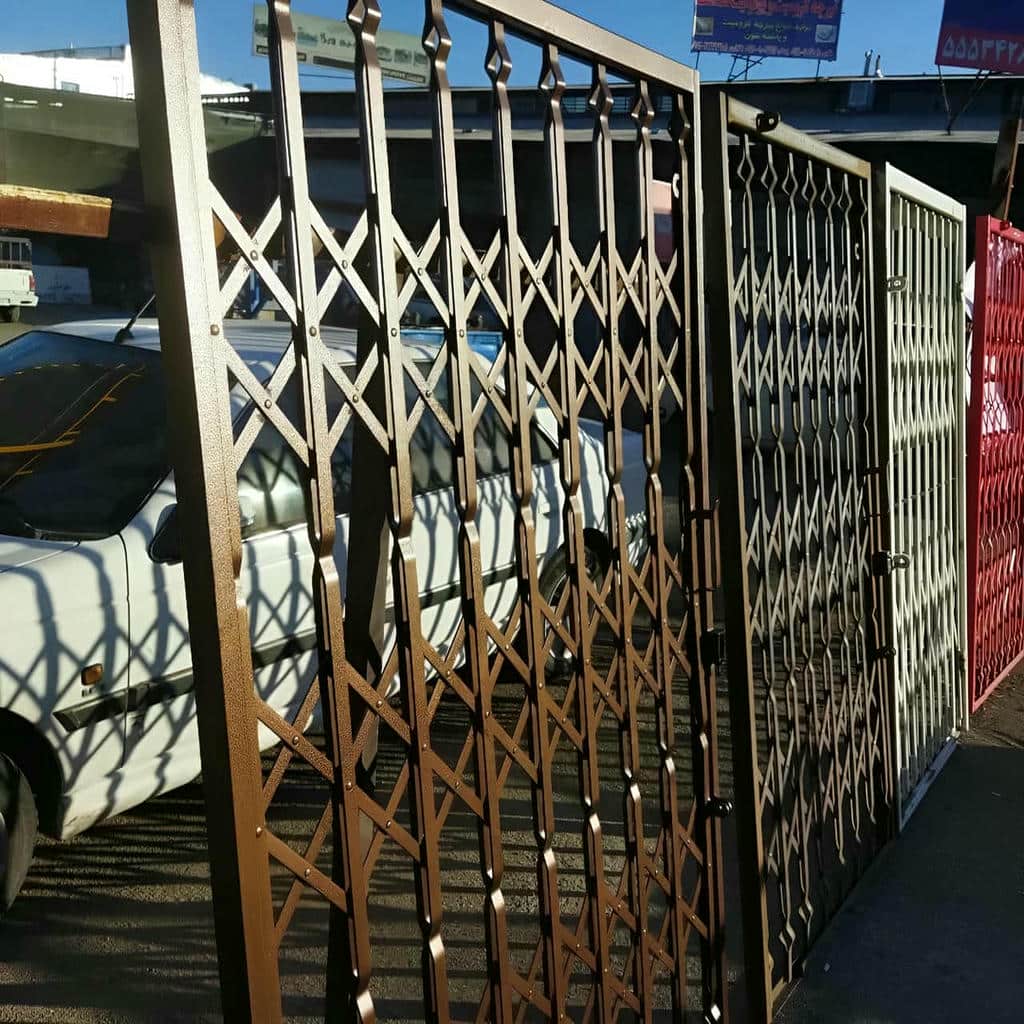 بازدید کارشناس از چارچوب تازه رنگ شده دفتر بازدید کارشناس از چارچوب تازه رنگ شده دفتر
