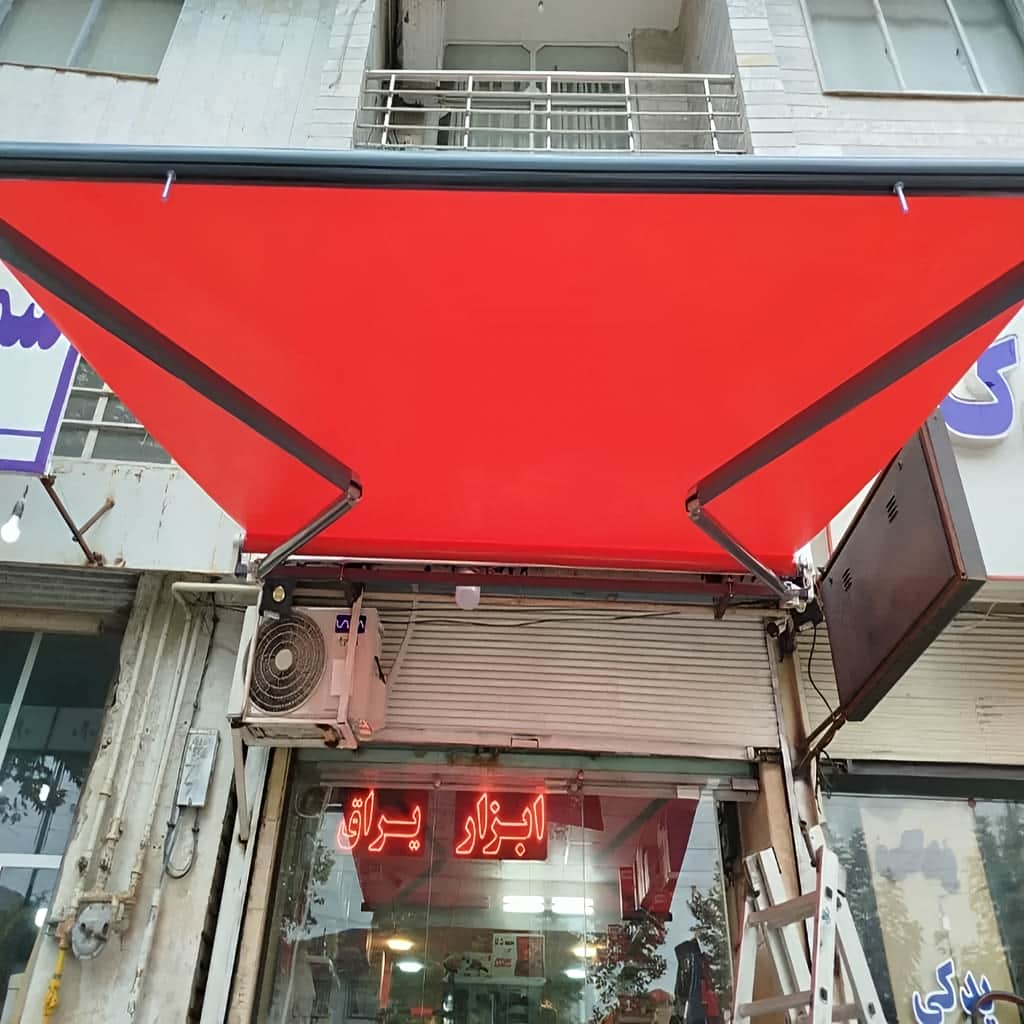 بازوهای فلزی خاکستری روی نمای سنگی ساختمان