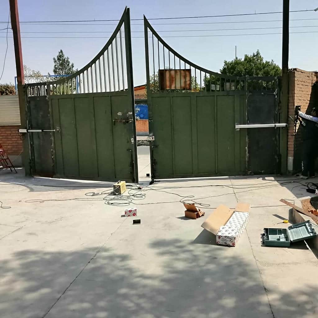 بازوی فلزی درب دولنگه پیش از تحویل ساختمان