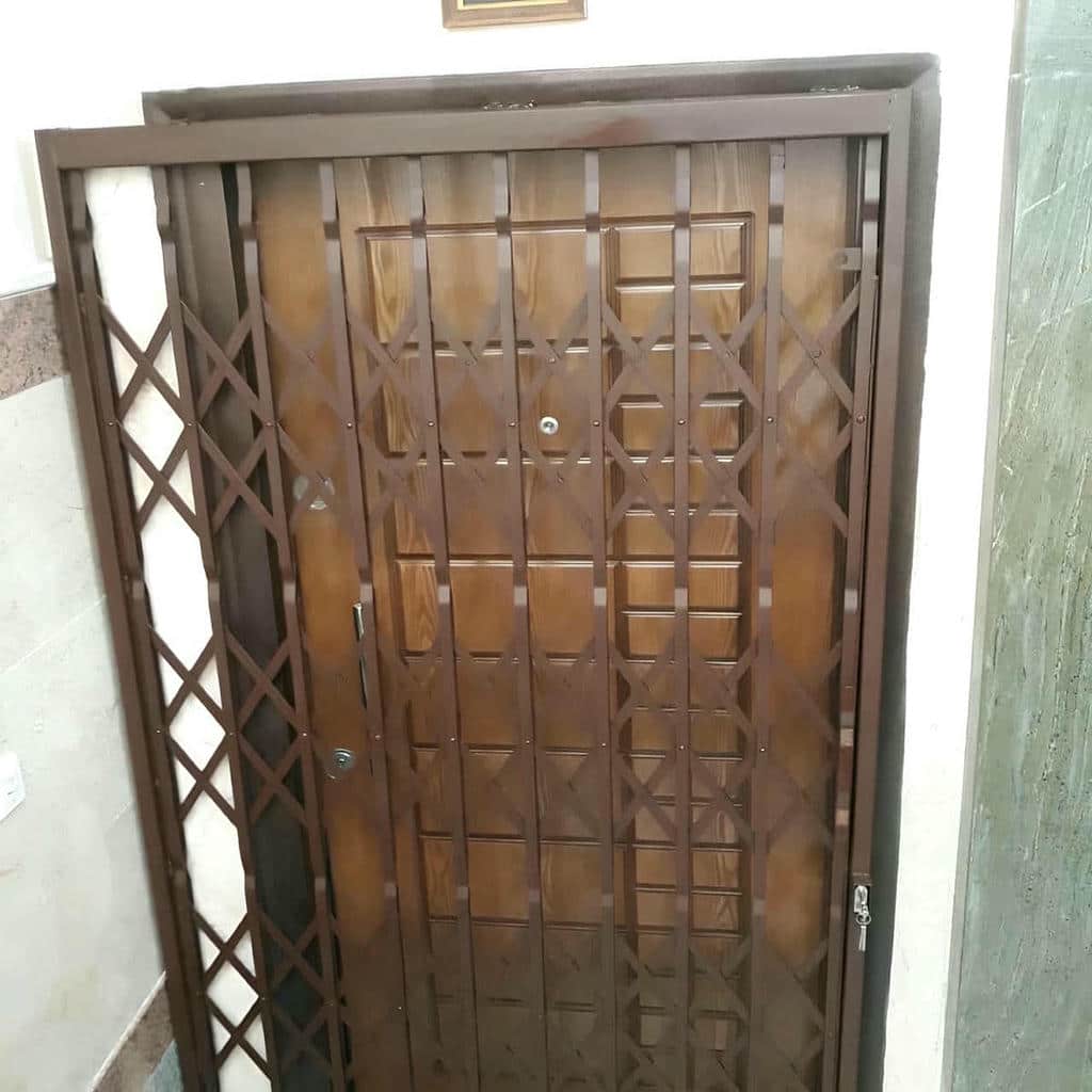 بررسی چارچوب فولادی کنار پاگرد ساختمان در ساری