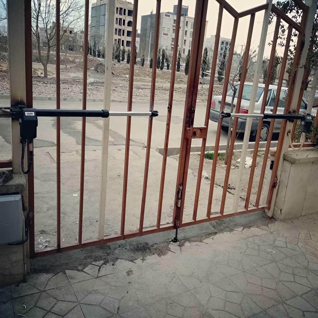 تصویر دو پیشنهاد متفاوت تجهیزات بازویی روی میز