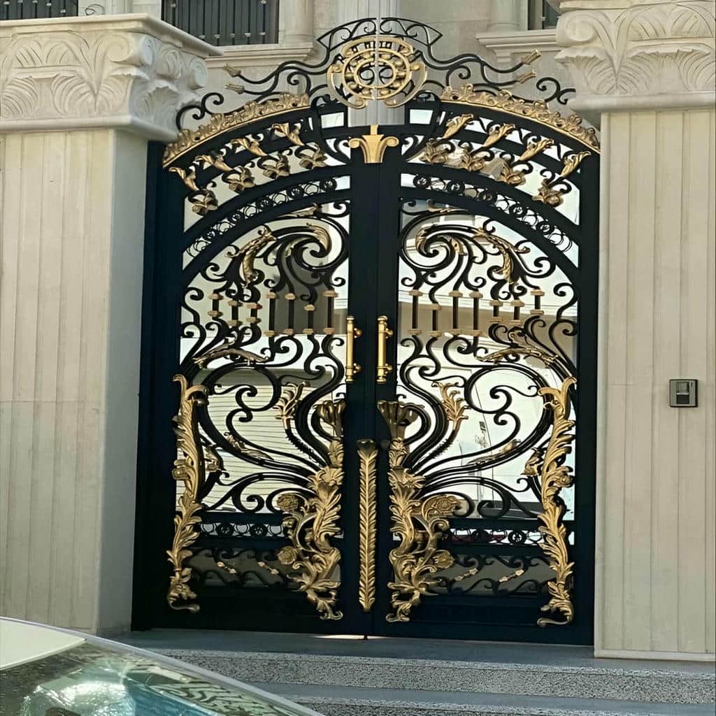 جزئیات پوشش مات فلز در ورودی ویلایی