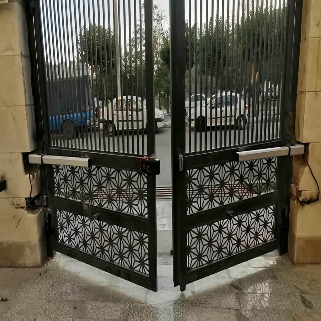 جک درب پارکینگ مشکی کنار لنگه فلزی سنگین