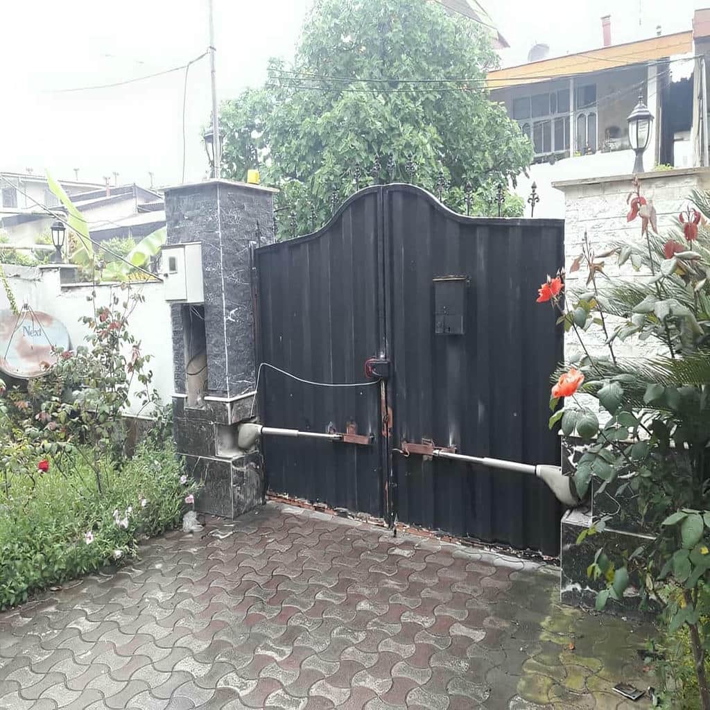 جک درب پارکینگ نصب شده روی ورودی قدیمی مشهد